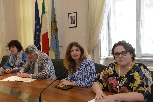 Loredana Panariti (Assessore regionale Lavoro, Formazione, Istruzione, Pari Opportunità, Politiche giovanili, Ricerca e Università), Walter Citti (Garante persone a rischio discriminazione), Federica Lauto (Assessore Risorse umane, Pari opportunità e Famiglia Comune Grado) e Cinzia Del Torre (Assessore Bilancio e Efficacia organizzativa Comune Udine) alla presentazione della Rete Nazionale delle Pubbliche Amministrazioni Anti Discriminazioni per orientamento sessuale e identità di genere (RE.A.DY) - Trieste 12/10/2017